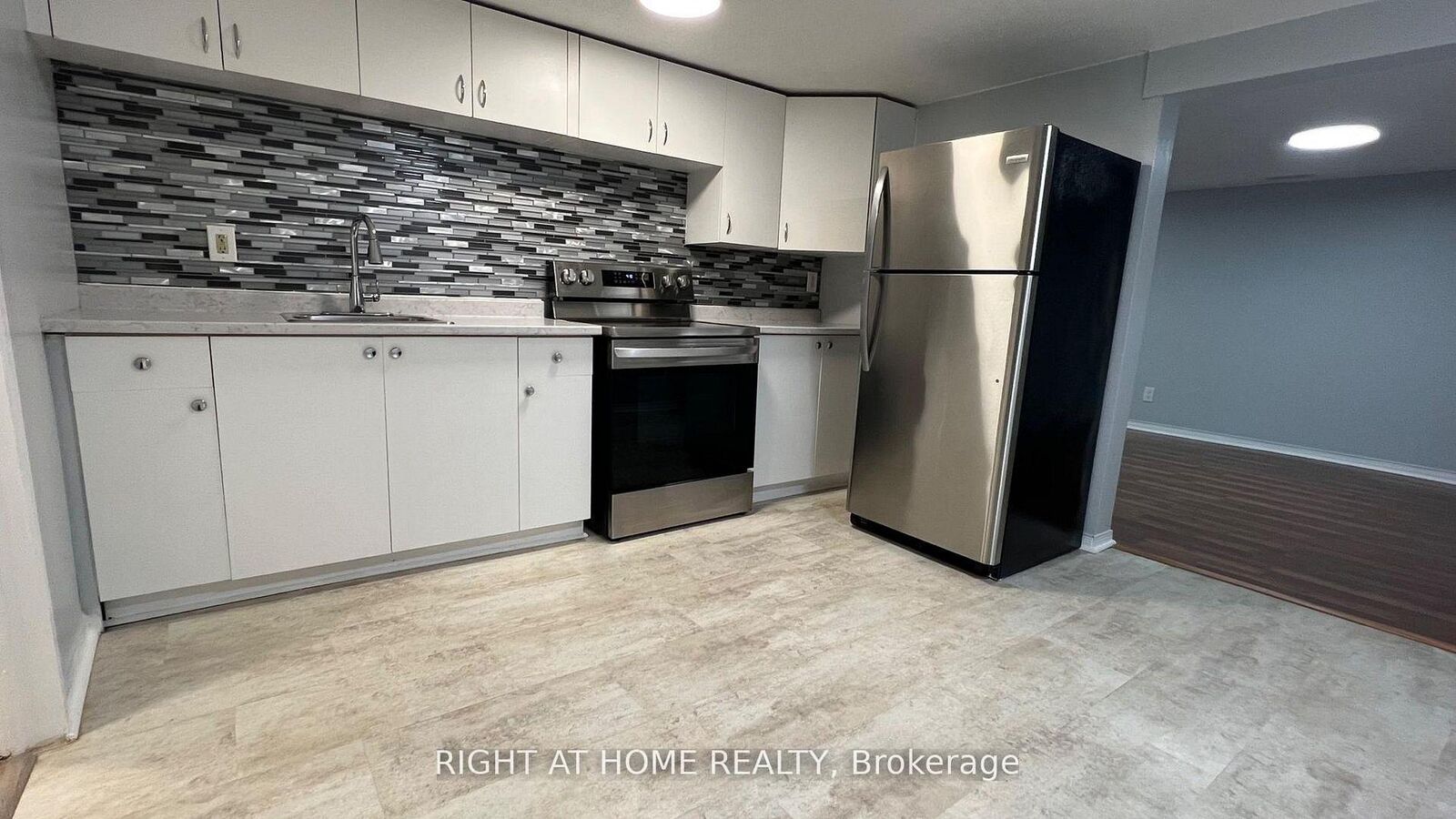 Property Photo:  32 Thorncroft Crescent  ON L1S 2S2 