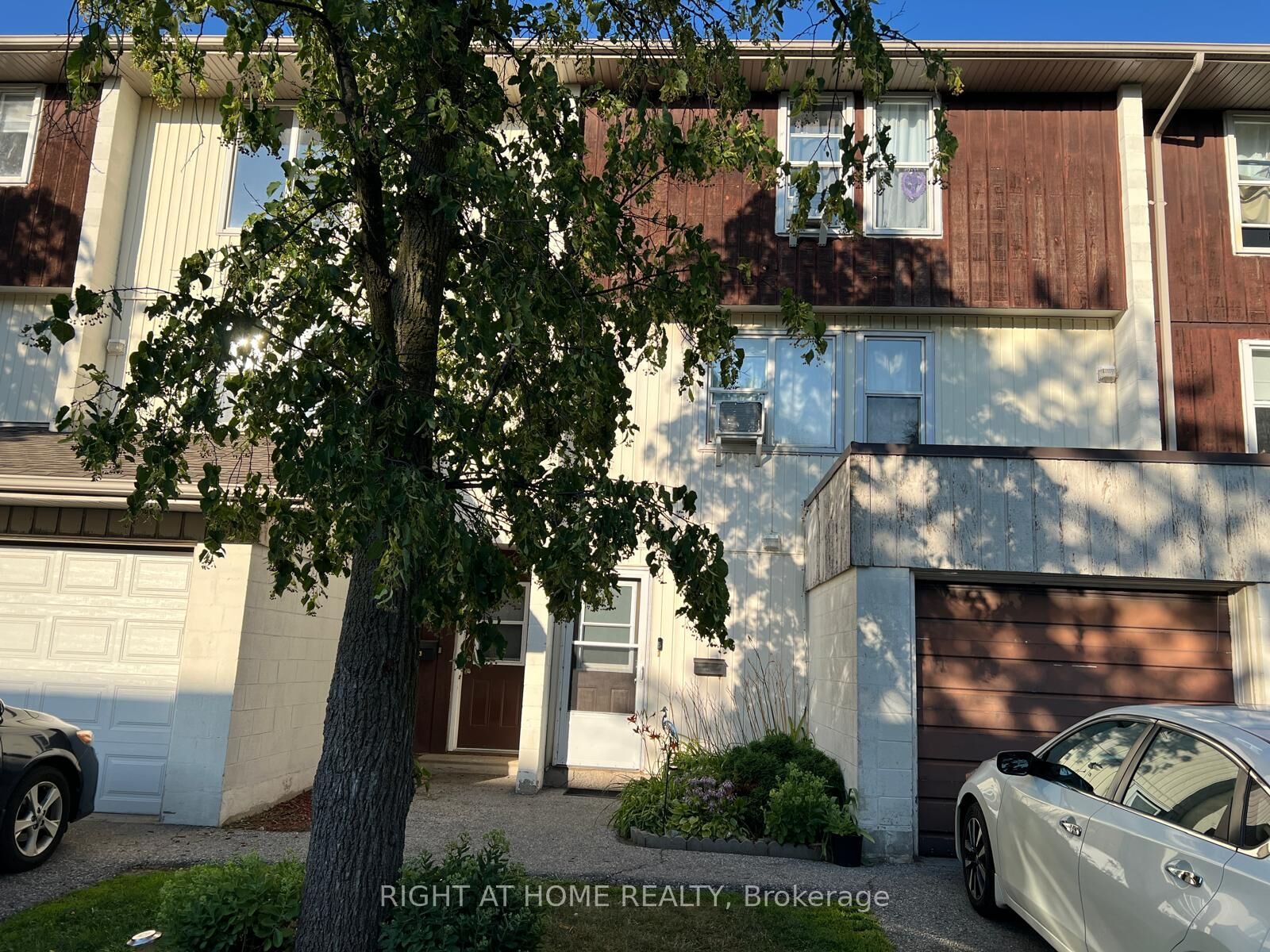 Property Photo:  135 Chalmers Street S 81  ON N1R 6M2 
