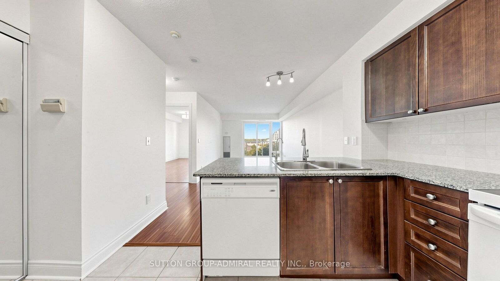 Property Photo: 7 North Park Road 806 ON L4J 0C9