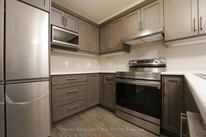Property Photo:  18 Weir Crescent  ON N5R 0L7 
