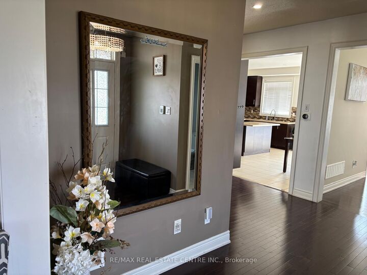Property Photo:  5496 Meadowcrest Avenue Main  ON L5M 0W3 