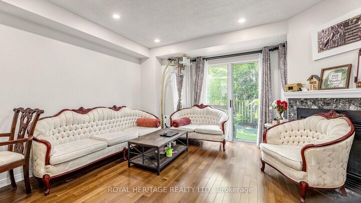 Property Photo:  2472 Eglinton Avenue E Th 19  ON M1K 5J9 