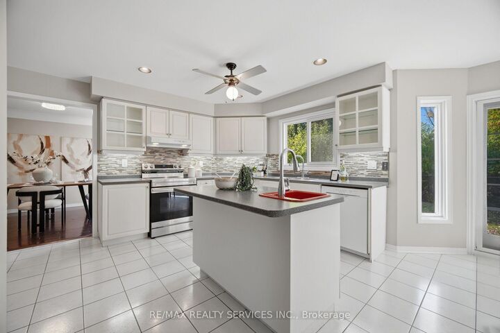 Property Photo:  8 Gardenia Way  ON L7C 1B2 