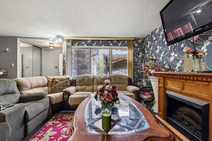Property Photo:  9 Lime Tree Way 49  ON M2R 3H9 