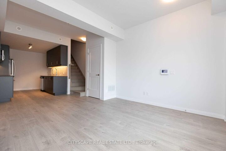 Property Photo:  1010 Portage Parkway Th07  ON L4K 0K3 