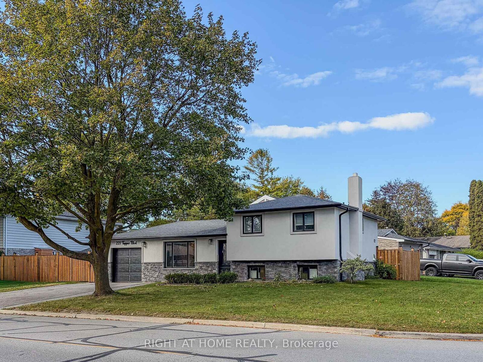 Property Photo:  221 Tupper Boulevard  ON L9R 1B5 