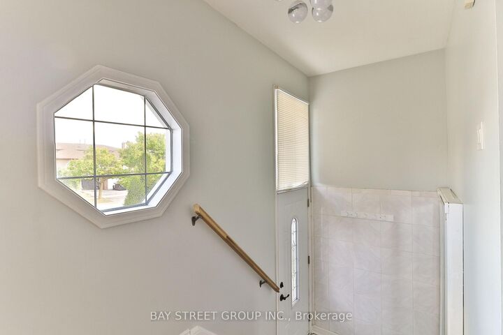 Property Photo:  489 Fergo Avenue Upper Unit  ON L5B 2J2 