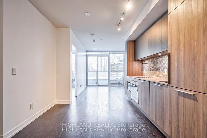 Property Photo:  85 Wood Street 818  ON M4Y 0E8 