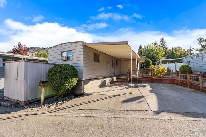Property Photo: 42 Shadyleaf Court CA 95405