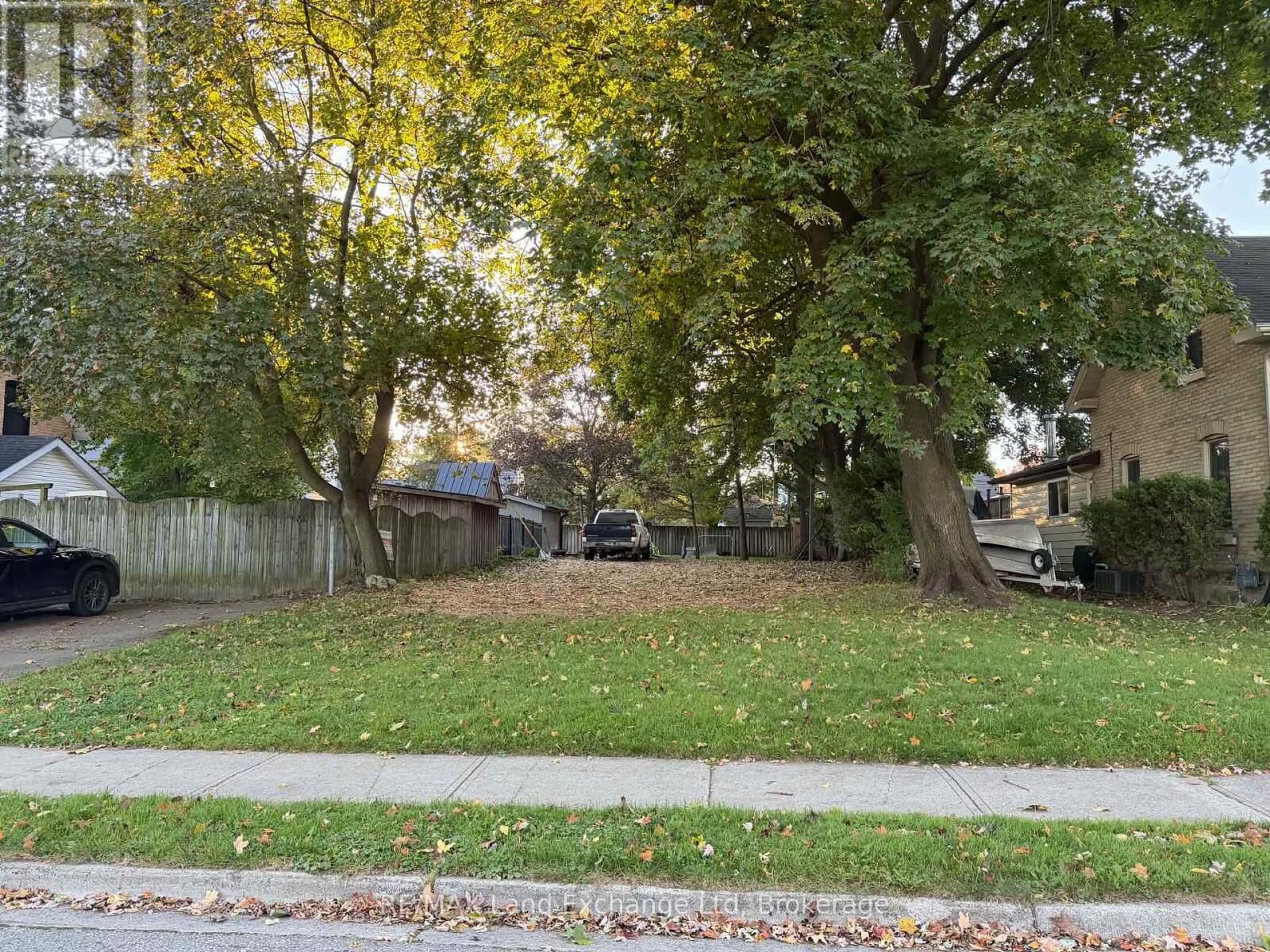 Property Photo:  321 Nelson Street  ON N5A 2K7 