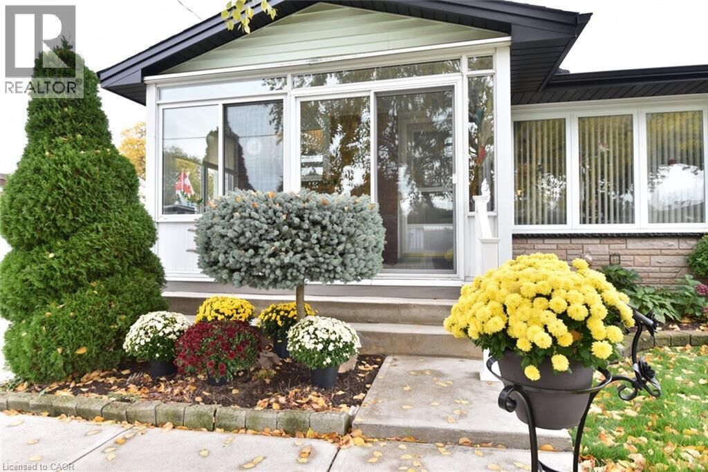 Property Photo:  137 Fielding Crescent  ON L8V 2P7 