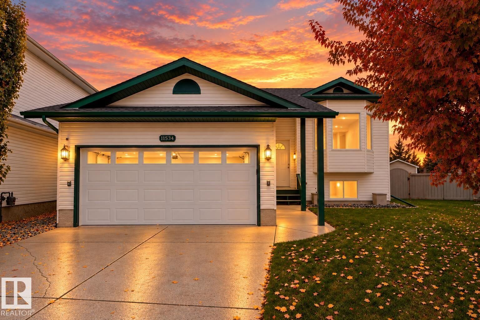 Property Photo:  11534 169A Avenue NW  AB T5X 5Z5 