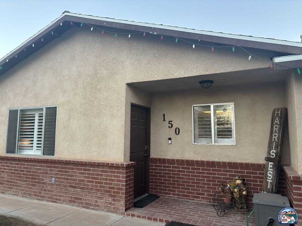 Property Photo: 150 Beverlee Way CA 92281