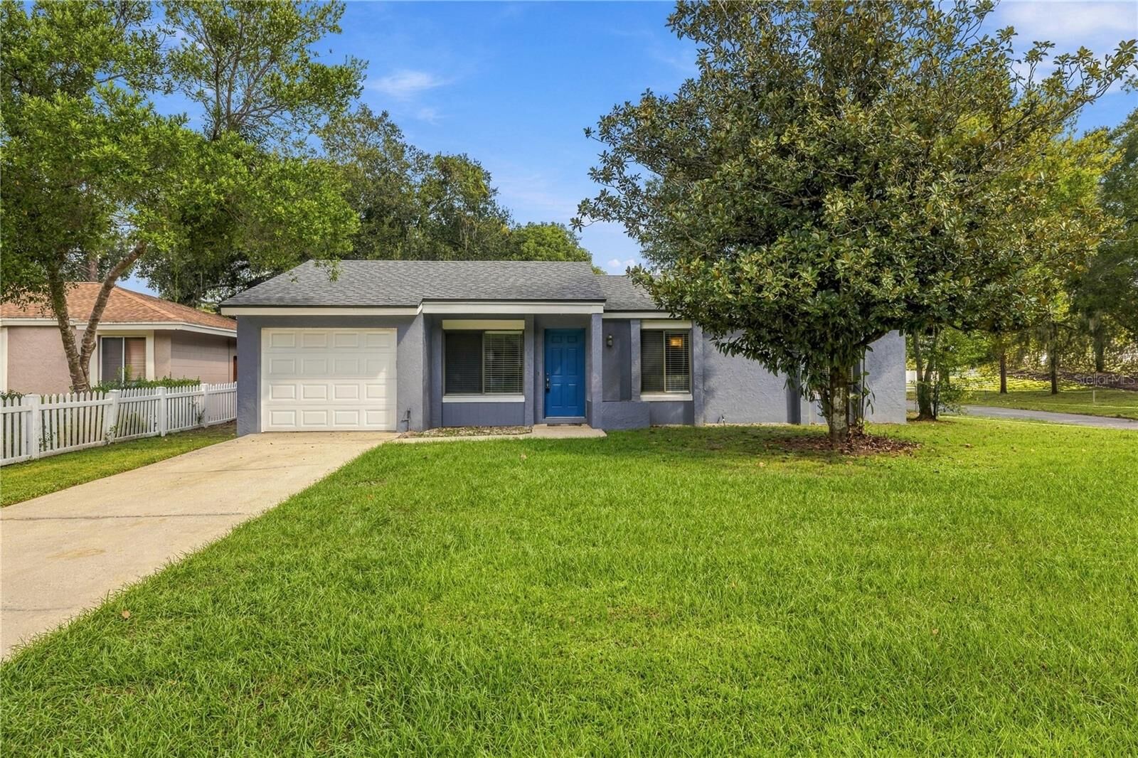 Property Photo: 425 S Hawthorn Circle FL 32708
