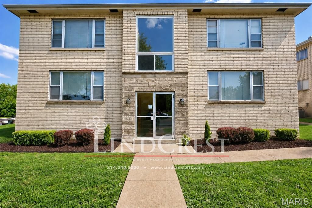 Property Photo: 7422 Gravois Avenue 1A MO 63123