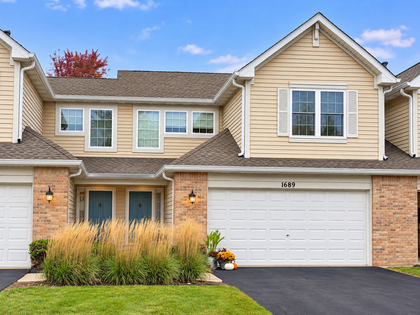 Property Photo:  1689 S Candlestick Way  IL 60085 