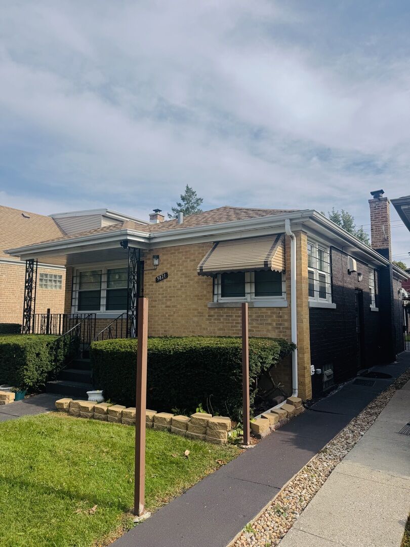 Property Photo: 5821 N California Avenue IL 60659