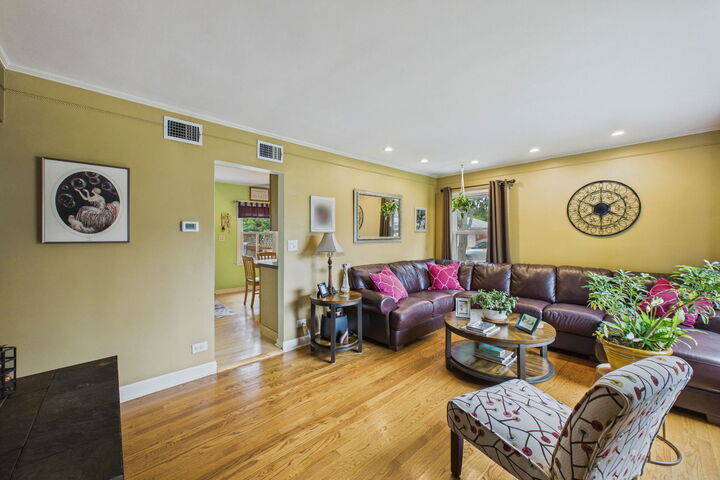 Property Photo:  520 N Eastwood Avenue  IL 60056 