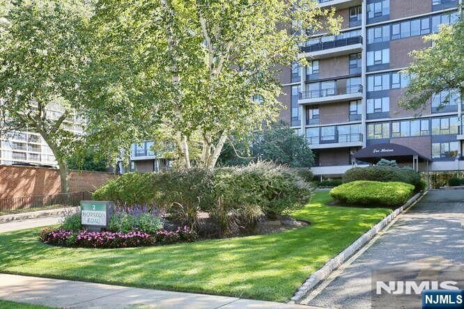 Property Photo:  2 Horizon Road 812  NJ 07024 