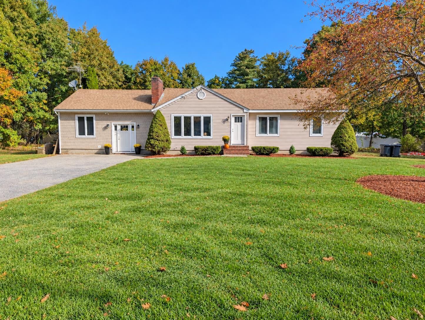 Property Photo:  7 Tokanel Road  NH 03087 