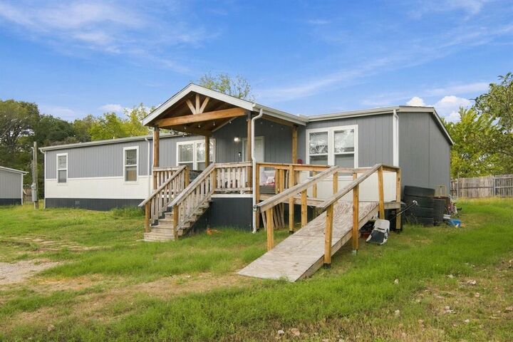 Property Photo:  138 Kelly Court  TX 76020 
