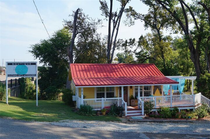 Property Photo:  402 E College St  TX 75103 