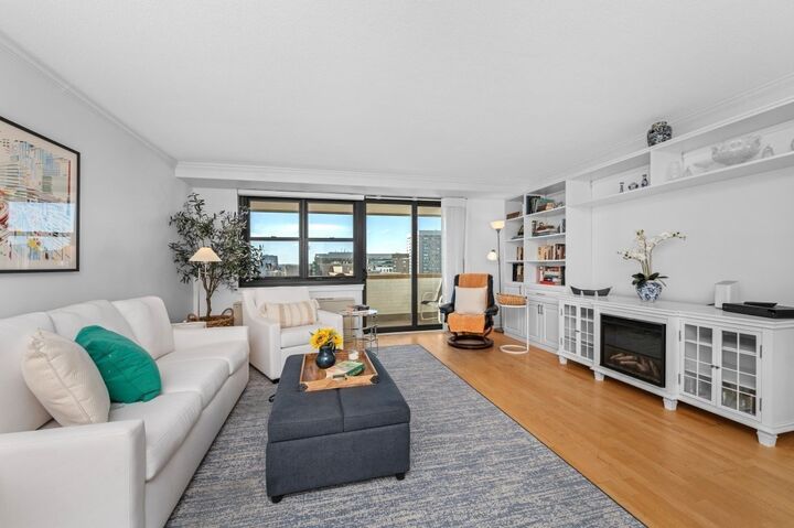 Property Photo:  2 Hawthorne Place 15R  MA 02114 