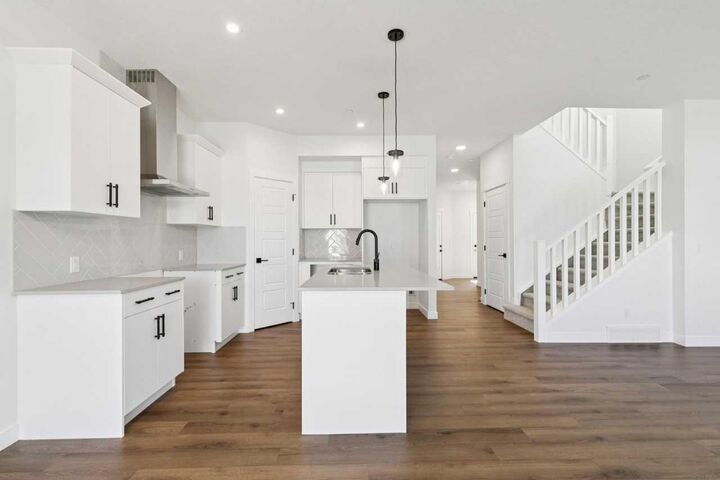 Property Photo:  46 Hotchkiss Gardens SE  AB T3S 0T5 
