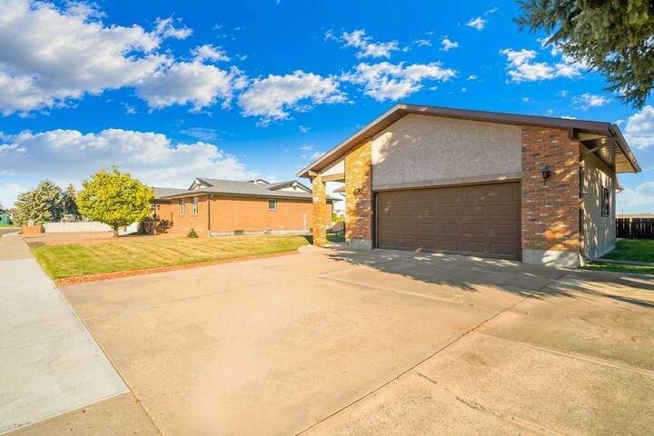 Property Photo:  80 East Glen Drive SE  AB T1B 2X4 