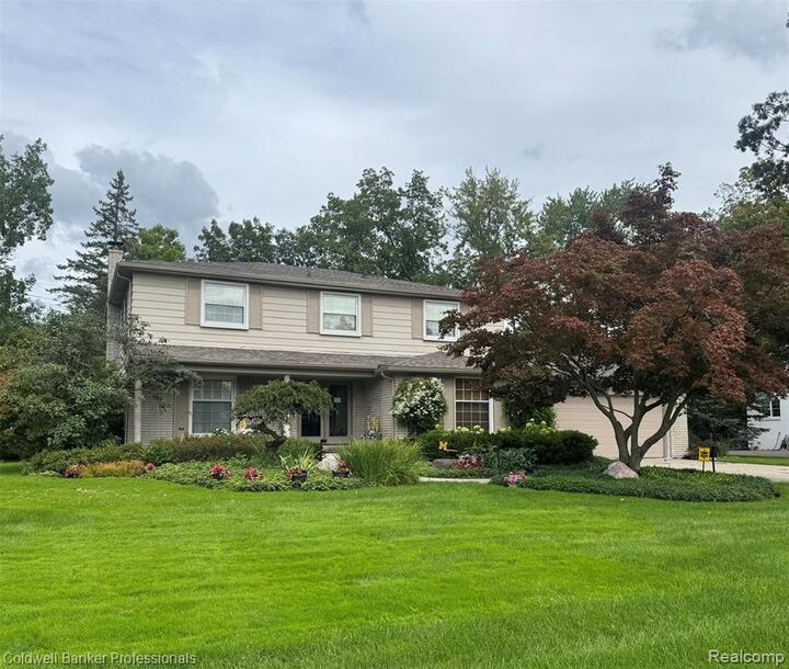 Property Photo:  31925 Olde Franklin Drive  MI 48334 