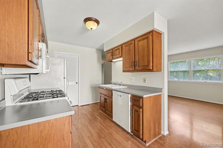 Property Photo:  3727 Ramblewood Drive  MI 48060 