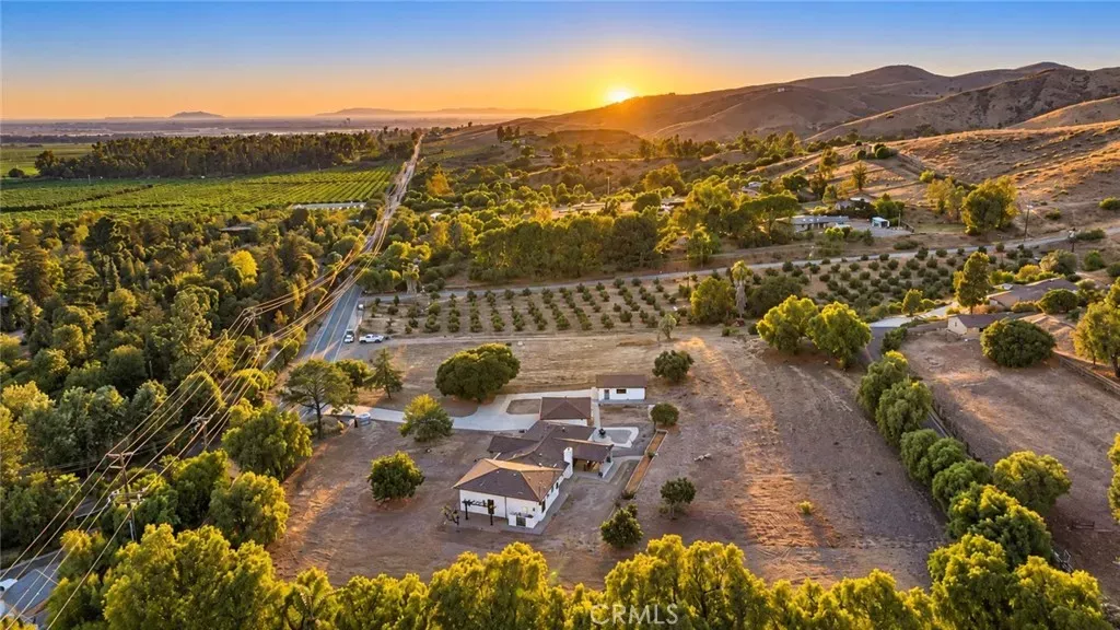 Property Photo:  1177 E La Loma Avenue  CA 93066 