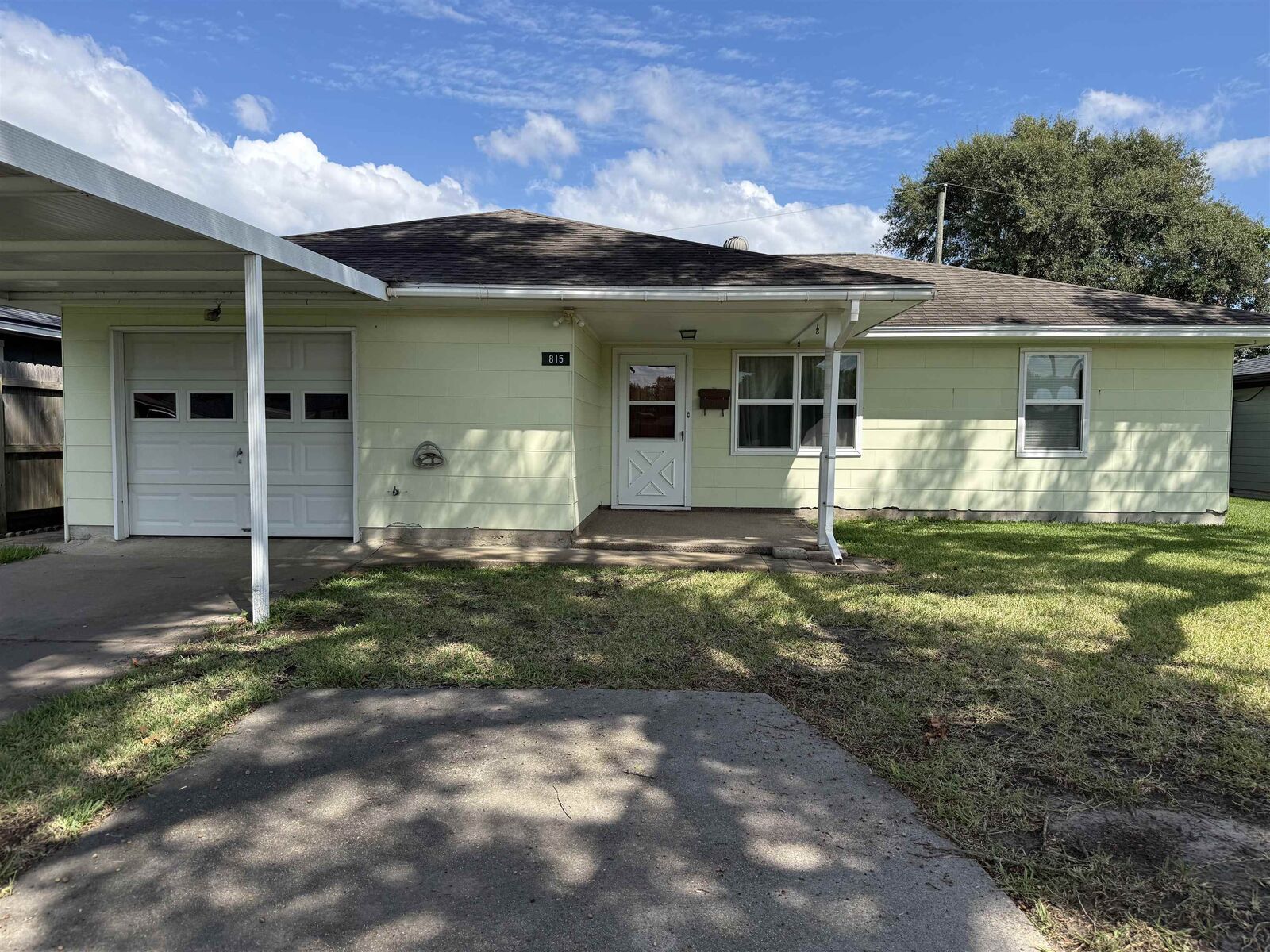 Property Photo: 815 S 15th St TX 77627