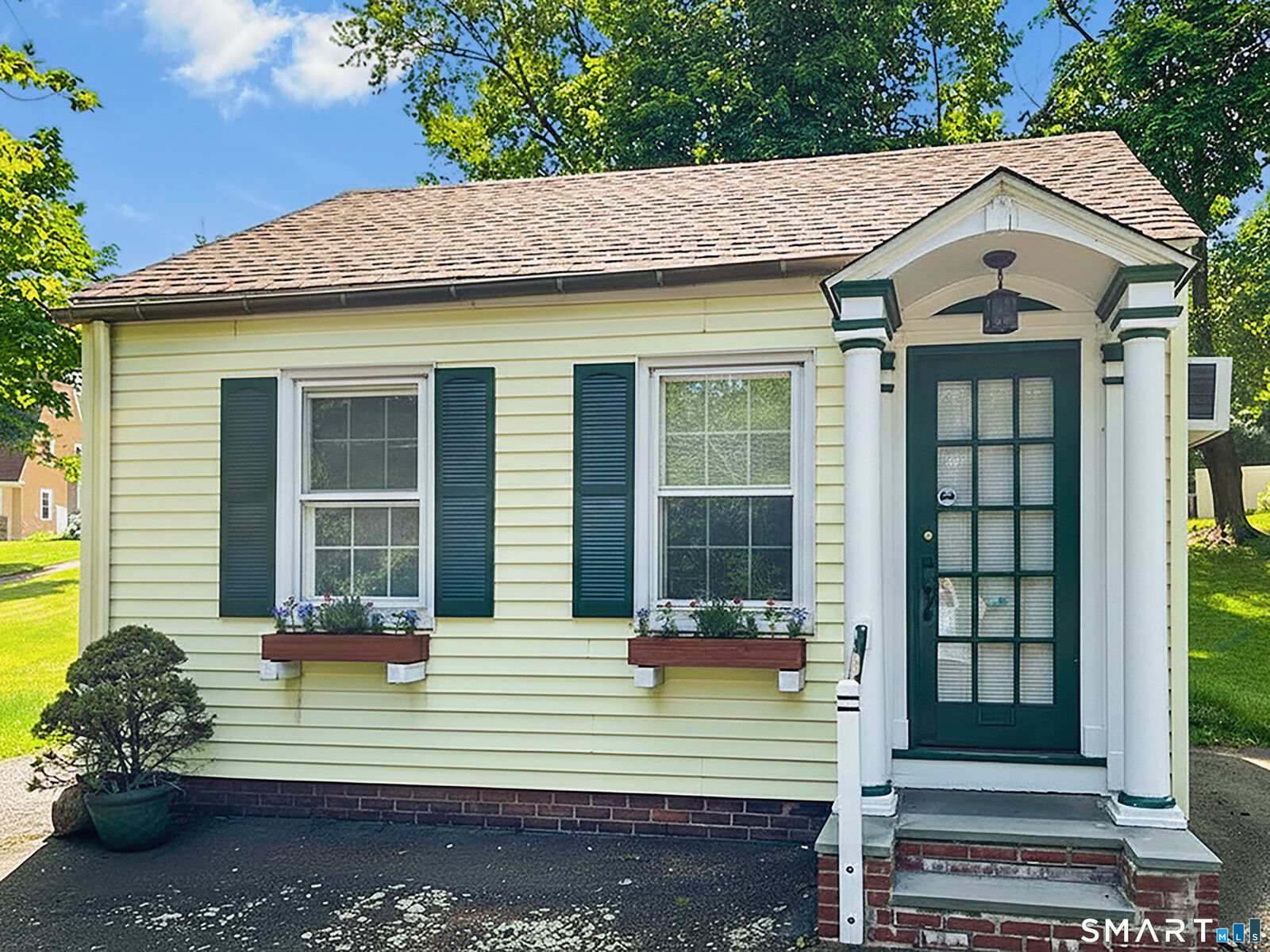Property Photo: 1360 Whitney Avenue CT 06517