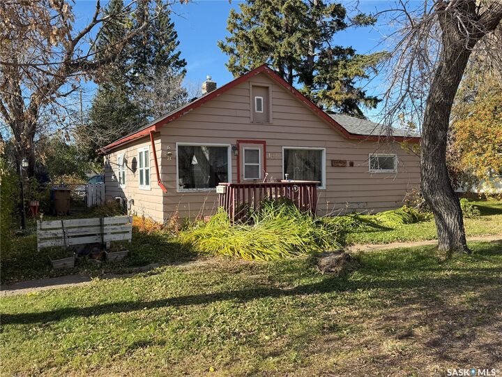 Property Photo:  125 5th Street  SK S0E 1P0 