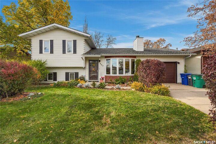 Property Photo:  374 Thain Crescent  SK S7K 6N7 