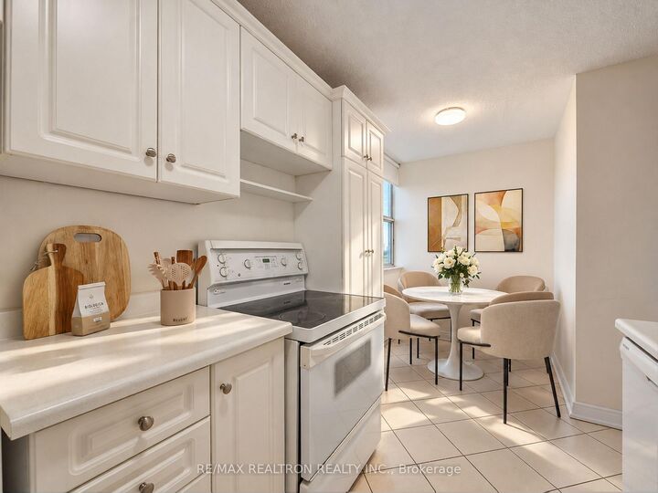 Property Photo:  205 Hilda Avenue 1203  ON M2M 4B1 