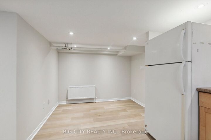 Property Photo:  178 Douglas Avenue N Lower  ON M5M 1G6 