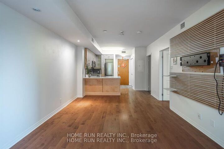 Property Photo:  242 Rideau Street 1906  ON K1N 0B7 