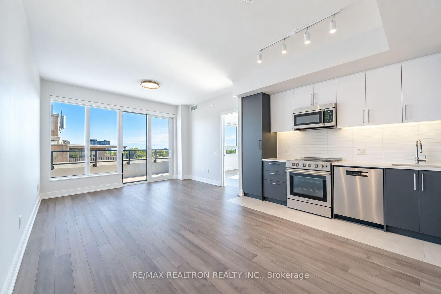 Property Photo:  2525 Bathurst Street 804  ON M6B 2Y9 