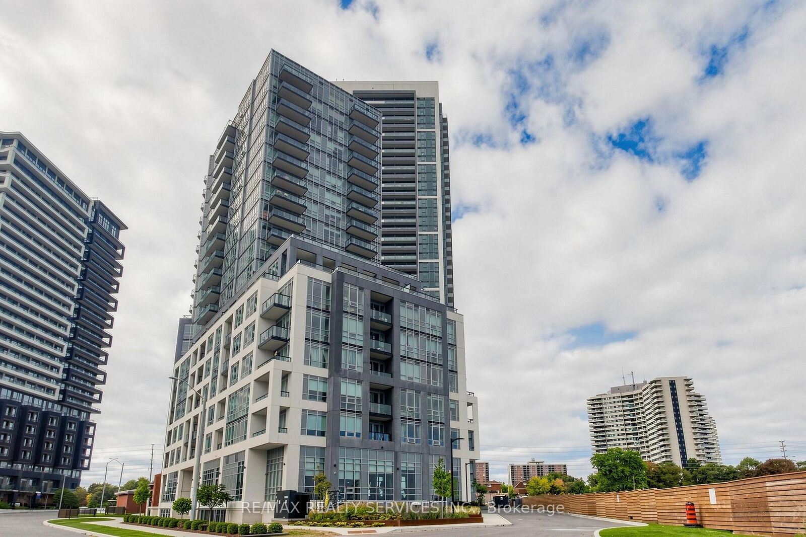 Property Photo: 209 Steeles Avenue W 2904 ON L6Y 6M5
