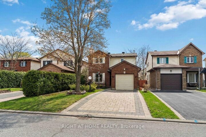 Property Photo:  26 Denham Way  ON K2S 1H5 