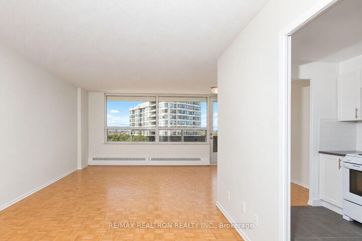 Property Photo:  6200 Bathurst Street 1110  ON M2R 2A3 