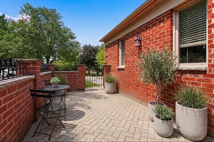 Property Photo:  60 Rosecliffe Crescent 8  ON N6K 4E5 