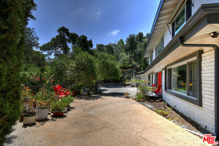 Property Photo: 11944 Briarvale Ln CA 91604