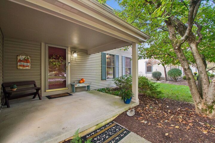 Property Photo: 1975 Thistlewood Court OH 43235