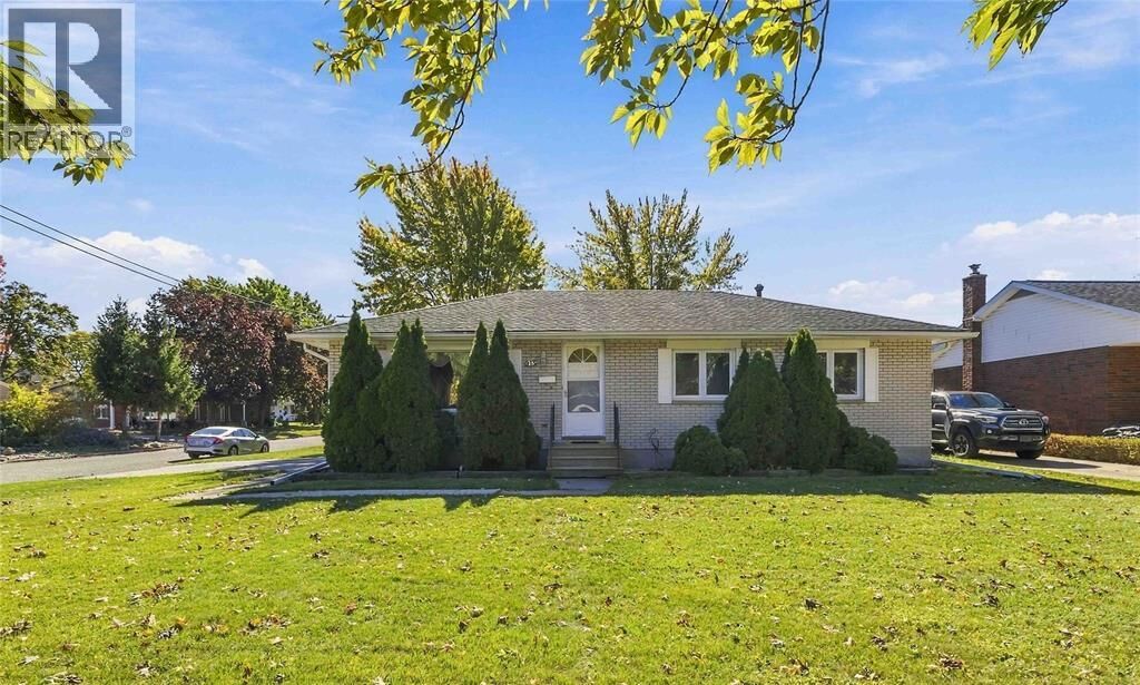 Property Photo:  913 Wedgewood Avenue  ON N7V 3E8 