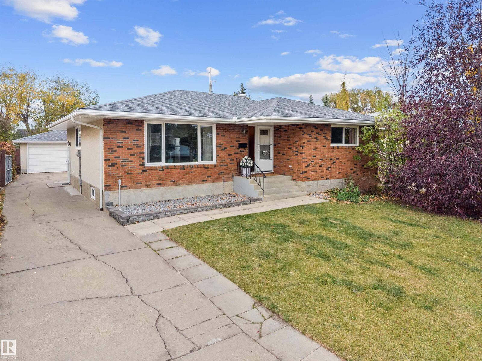Property Photo:  10420 36A Avenue NW  AB T6J 2H6 