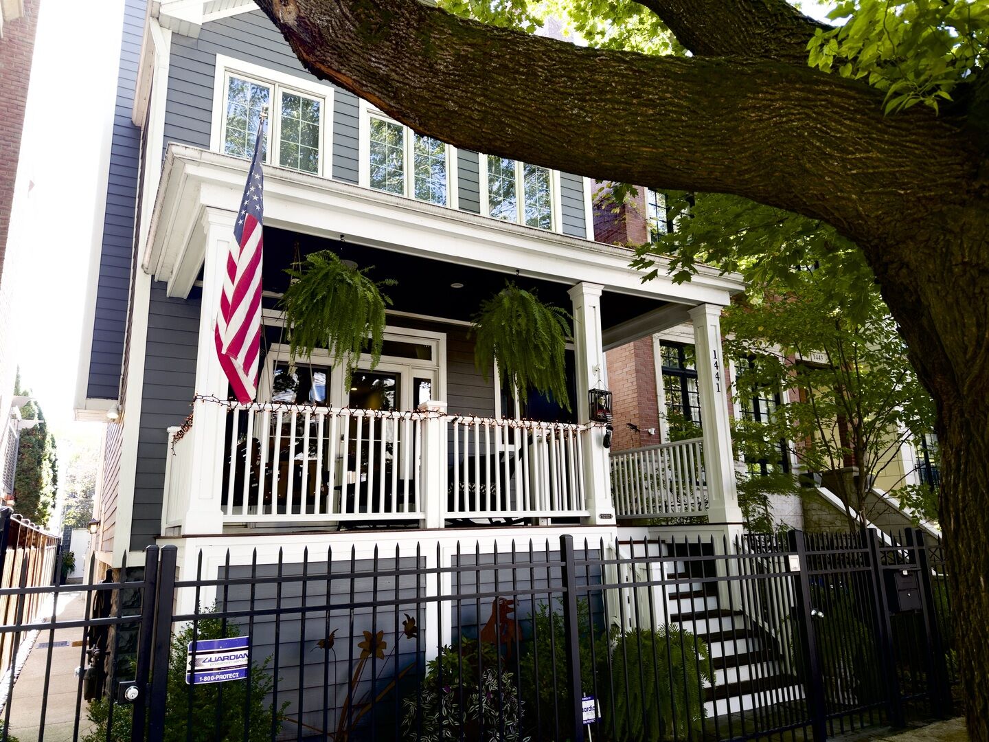Property Photo: 1441 W Wolfram Street G IL 60657