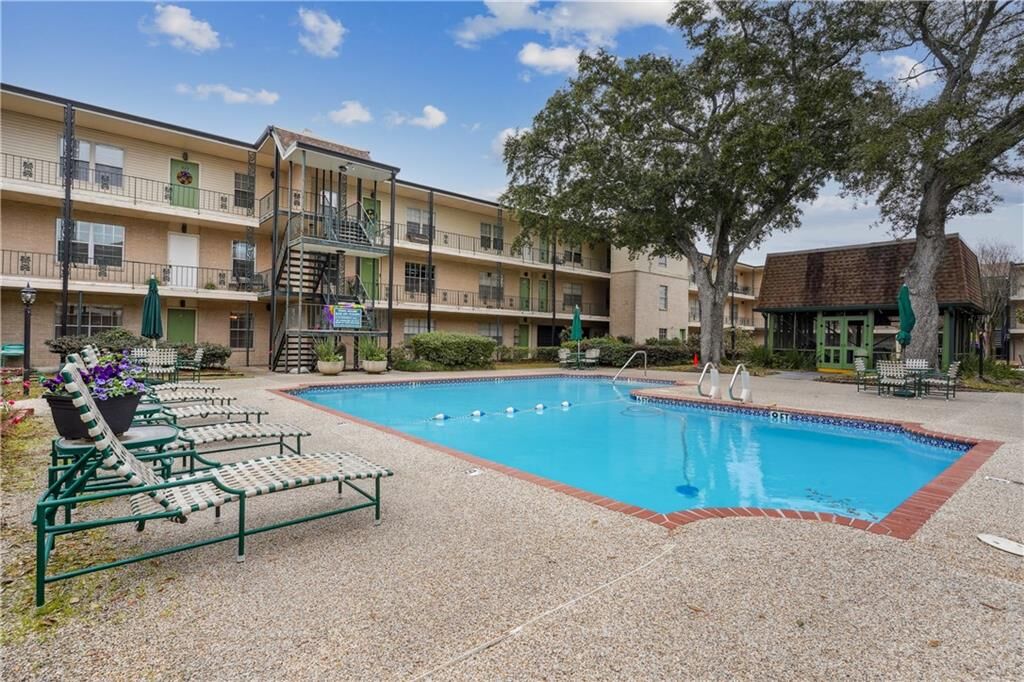 Property Photo: 2716 Whitney Place 425 LA 70002